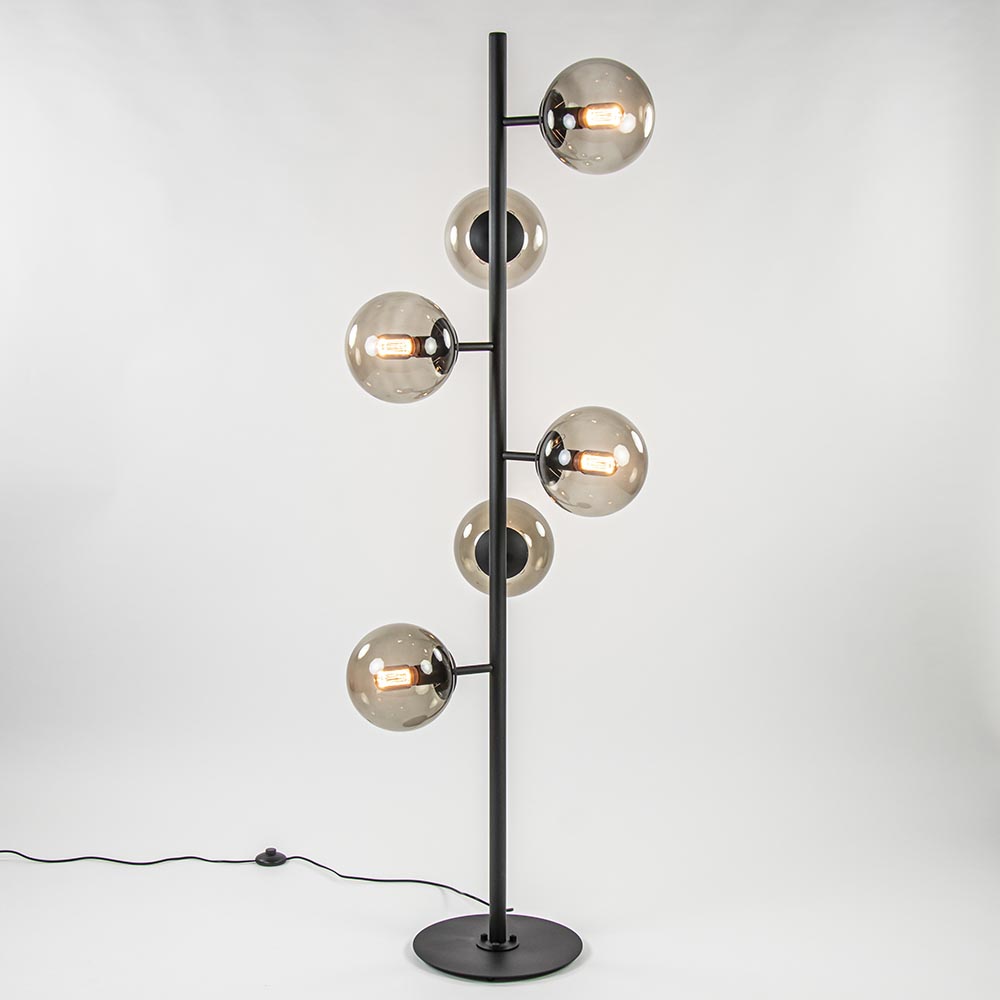 Zwaaien hanger bladerdeeg Grote vloerlamp 6-lichts zwart met smoke glazen bollen | Straluma