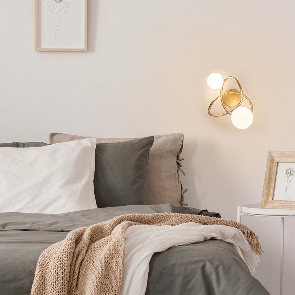 Wandlamp goud met witte glazen bollen