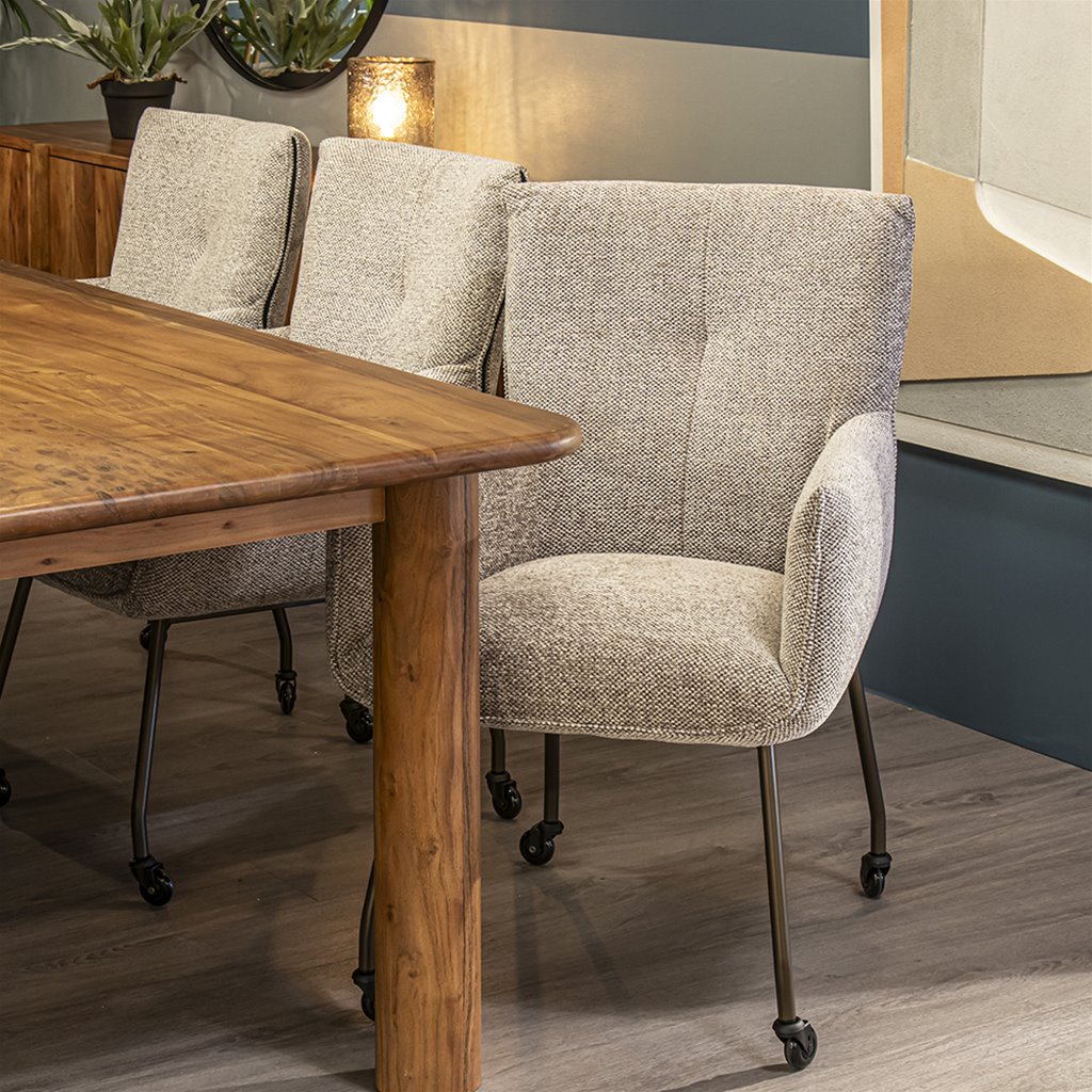 Luxe armstoel stof taupe met bronzen poot en wieltjes