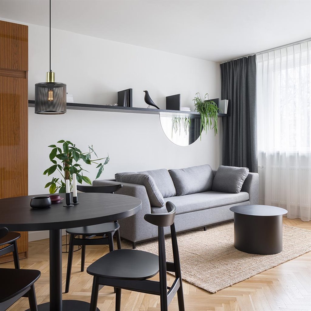 Hanglamp mat zwarte kap cilinder met goud
