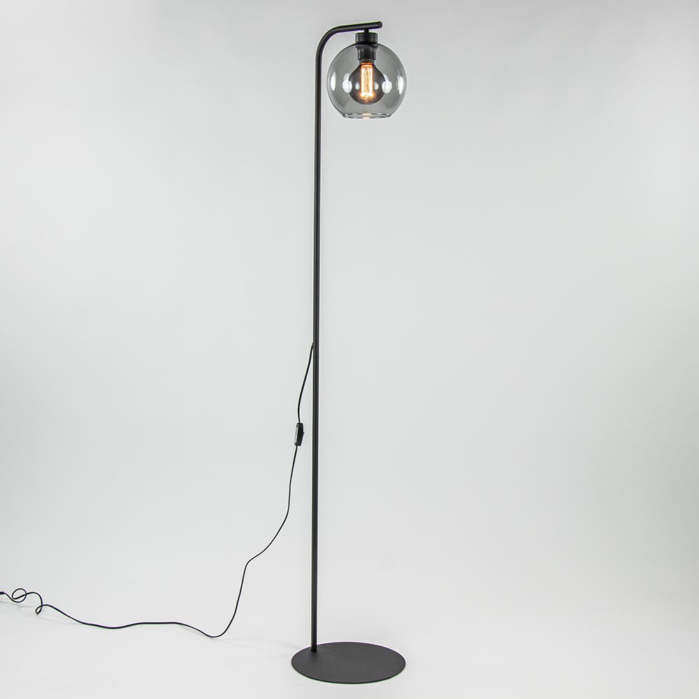Verzoekschrift Kreek Duiker Zwarte vloerlamp met smoke glazen bol 20 cm | Straluma
