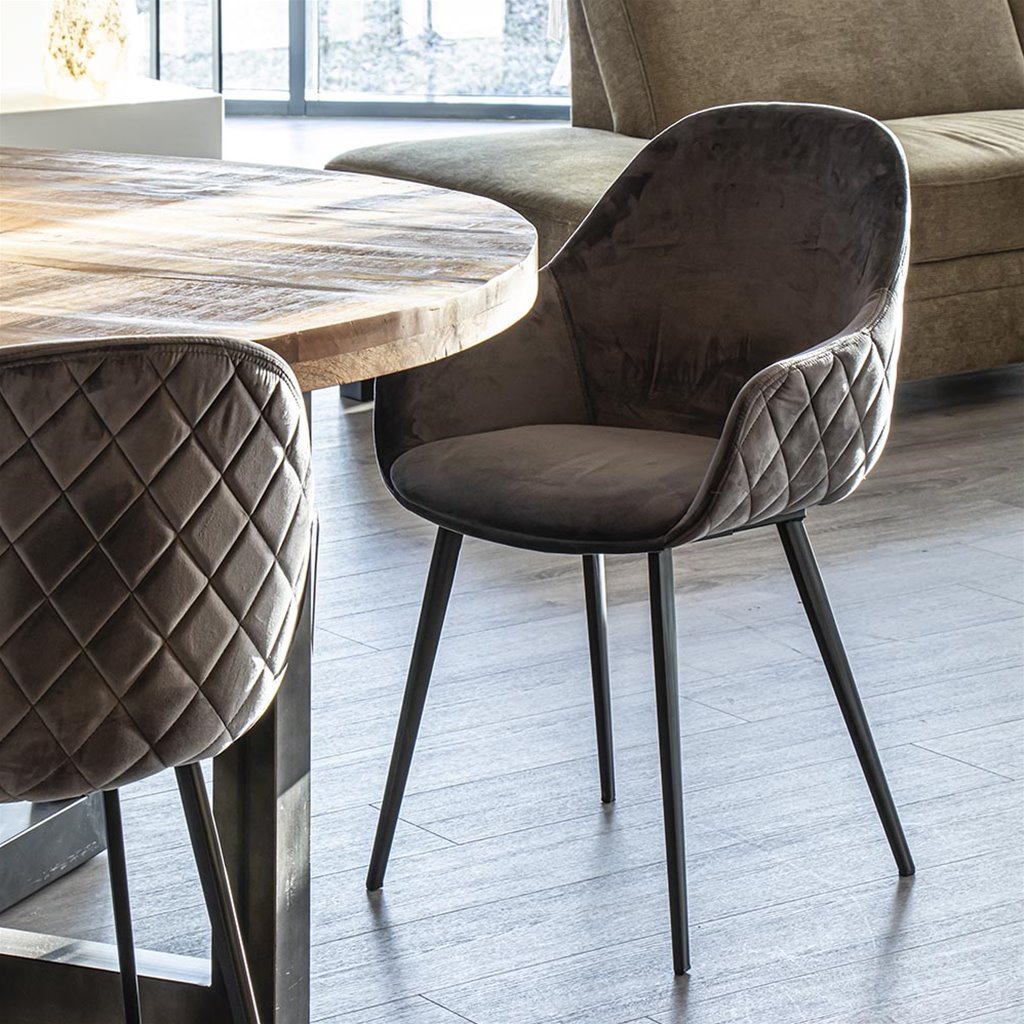 Trendy armstoel velvet grey met zwart metalen poot